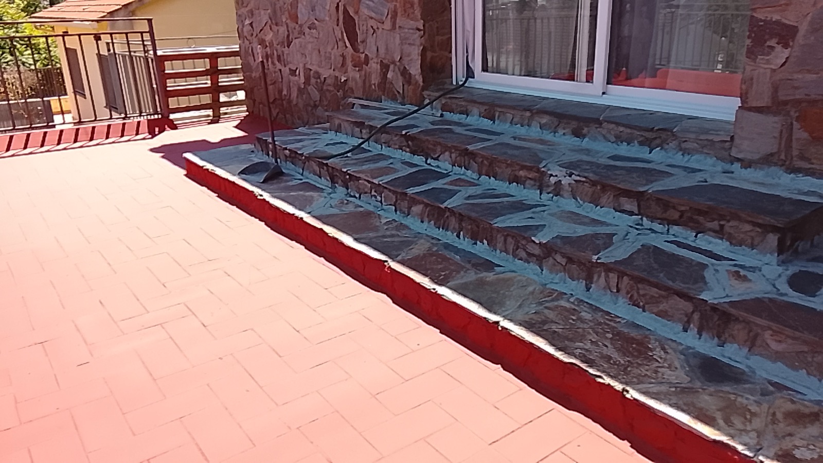 Terraza con escalera de piedra y suelo tratado en el Baix Llobregat